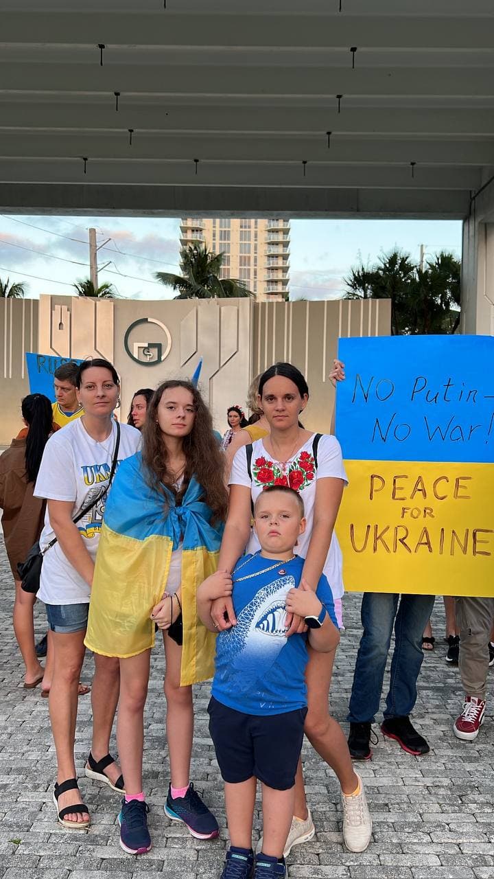 На мітингу у Маямі закликають відключити Росію від SWIFT та врятувати Україну (фото)